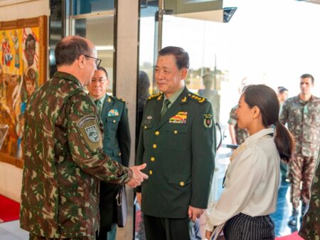 Generais brasileiros recebem visita oficial de comitiva militar chinesa
