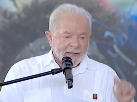 “Ninguém mais vai morrer porque não tem dinheiro para remédio”, anuncia Lula