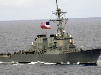 Destróier dos EUA invade Estreito de Taiwan e quase colide com navio militar chinês