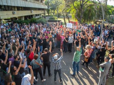 Servidores da UnB entram em greve contra decisão do STF que corta 26% das remunerações