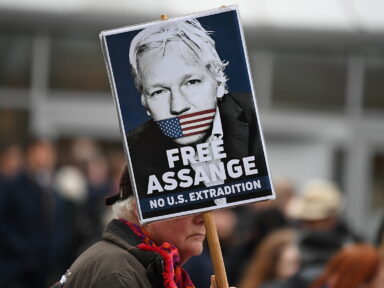 Decisão da justiça britânica de extraditar Assange para EUA ataca a liberdade de expressão, diz Instituto Vladimir Herzog