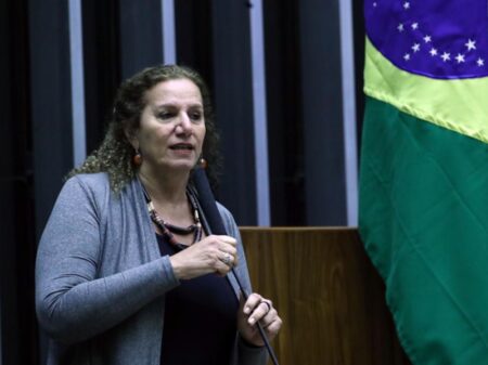Jandira destaca superação do Teto de Gastos e denuncia o rentismo: principal “obstáculo” ao desenvolvimento do País