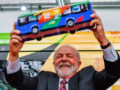 “Cabe ao Estado defender a indústria nacional”, diz Lula, em visita à fábrica de ônibus elétricos