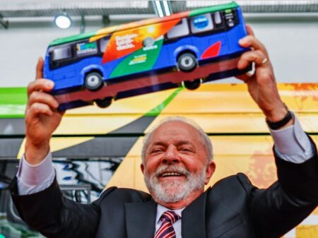 “Cabe ao Estado defender a indústria nacional”, diz Lula, em visita à fábrica de ônibus elétricos