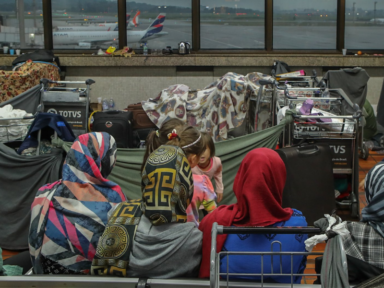 Prefeita bolsonarista tenta impedir entrada de refugiados afegãos na Praia Grande, SP