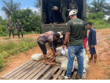 Forças Armadas entregam 5,6 toneladas de alimentos na Terra Yanomami 