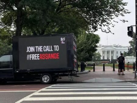 Chamado à integração na campanha por liberdade para Assange circula nas ruas de Washington