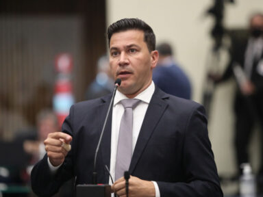 Paraná conceder título de “cidadão honorário” a Bolsonaro é ilegal e imoral, critica deputado Chiorato