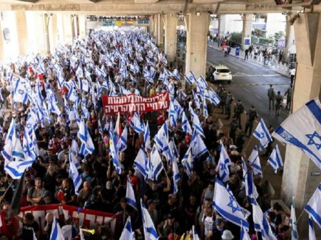 Multidão ocupa aeroporto de Israel contra ataque de Netanyahu ao Judiciário