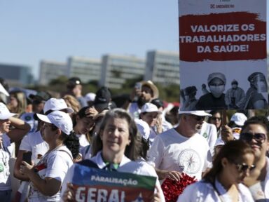 Enfermeiros mantêm mobilização para que setor privado cumpra lei do piso nacional