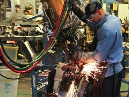 Emprego industrial recua em maio, aponta CNI