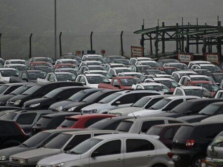 Juros “escandalosos” levam Volkswagen e Mercedes-Benz pararem produção