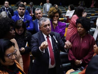 Líder do governo se queixa das resistências e diz que “todos precisam ceder” na reforma tributária