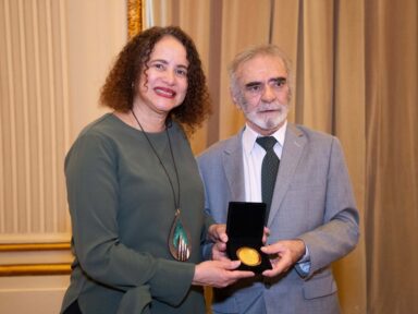 “Fazemos política para incluir as pessoas e modificar a desigualdade”, afirma ministra ao ser homenageada
