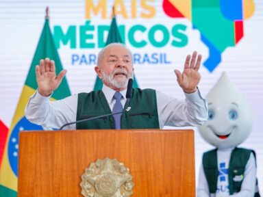 “SUS é o melhor sistema de saúde pública”, diz Lula ao sancionar o Mais Médicos