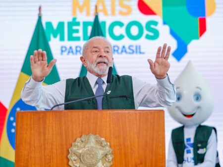 “SUS é o melhor sistema de saúde pública”, diz Lula ao sancionar o Mais Médicos