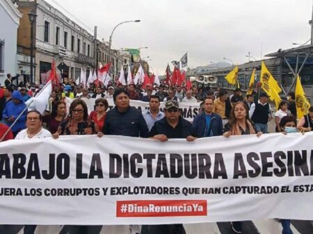 Peruanos exigem “fim da ditadura de Dina” com eleições já!
