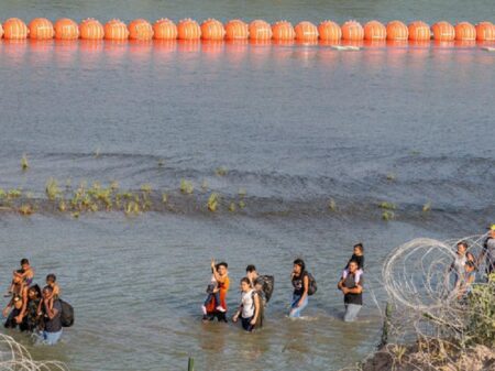 Agentes do Texas são orientados a empurrar crianças ao rio na fronteira com México