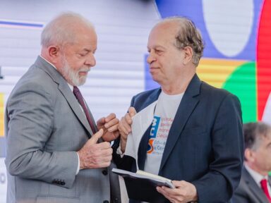 Cientistas, jornalistas e artistas pedem apoio a Lula e entregam carta em defesa de Assange