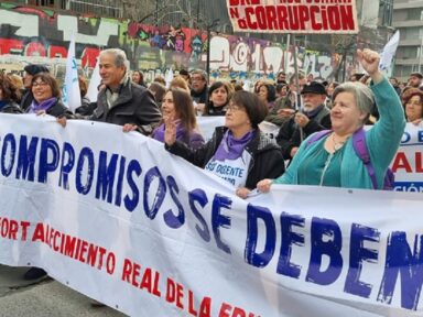 Professores chilenos tomam as ruas de Santiago para exigir reposição salarial