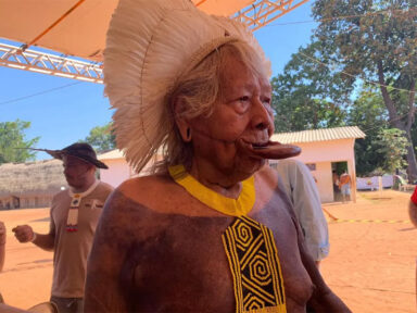 “Bolsonaro incentivou as pessoas a matarem indígenas”, condena o cacique Raoni em encontro de etnias