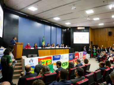 Governo e servidores federais assinam portaria que consolida mesa de negociação permanente