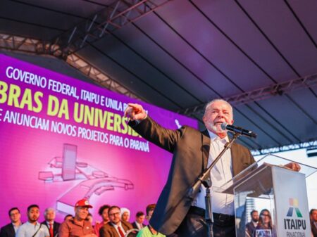 Lula condena bloqueio dos EUA a Cuba em ato na Universidade Latino-Americana