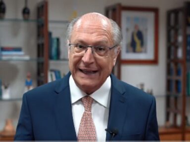 Alckmin anuncia abertura de fábrica de veículos elétricos da Embraer em Taubaté
