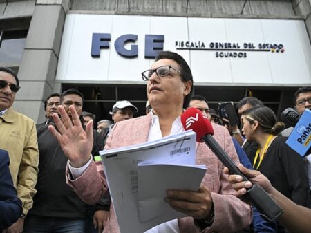Candidata a presidente Luisa González condena assassinato de Villavicencio em Quito