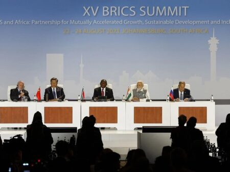 “Estamos diante de uma realidade global na qual BRICS já é maior que G7”, afirma Jeffrey Sachs