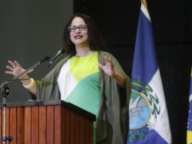 “Taxa de juros praticada pelo BC é inaceitável”, diz ministra Luciana Santos na UFRJ