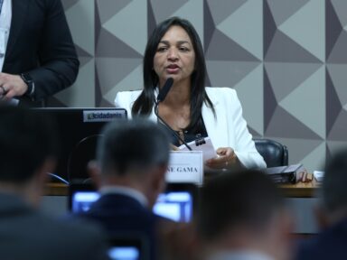 Relatora da CPMI questionou Mauro Cid: “por que tanto dinheiro físico?”