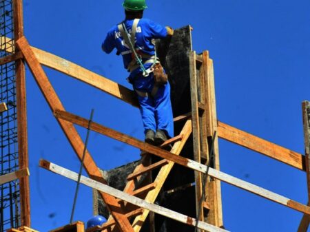 Juros elevados fazem indústria da construção reduzir expectativa de crescimento