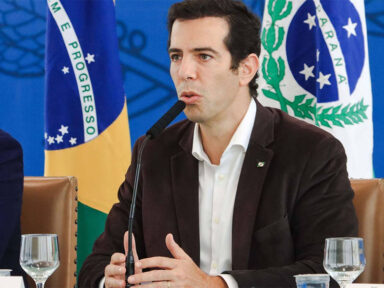 Sobrecarga, coação e precarização, o “legado” de Feder Multilaser na Educação do Paraná