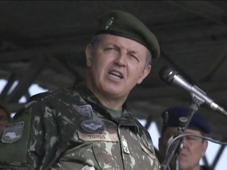 “O certo é que o Exército cumpriu a lei, garantindo a posse de Lula”, diz comandante