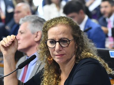 CPI identificou presentes de pedras preciosas para o “mito” não cadastrados no sistema, diz Jandira