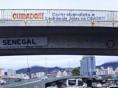 Moradores de BH recebem Bolsonaro com faixa: “Ladrão de joias na cidade”