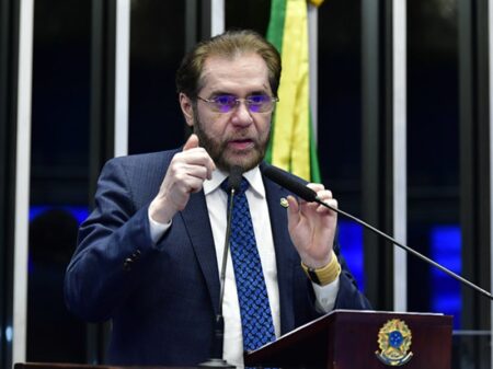 Senador do PSDB critica desmonte e pane na empresa de energia do Amazonas após privatização