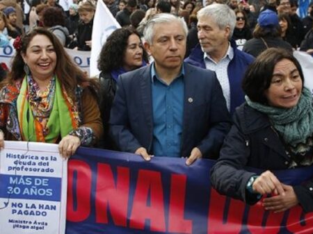 Professores chilenos em greve exigem ressarcimento de dívida salarial do Estado