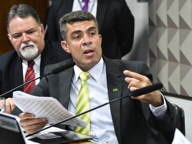 Ex-assessor de Bolsonaro não entregou à CPI extratos de todas as contas