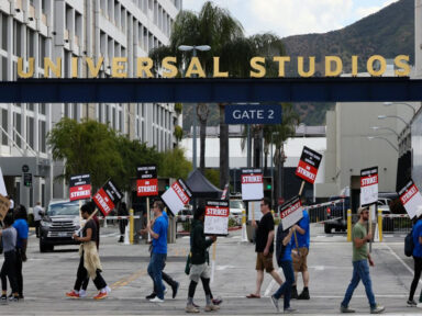 Roteiristas dos EUA em greve têm 2ª negociação com Estúdios