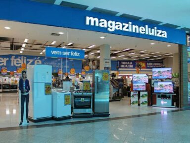 Com vendas em queda e juros altos, Magazine Luiza fecha centros de distribuição