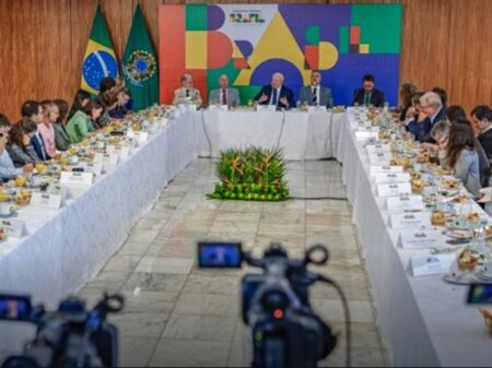 Lula defende ampliação dos BRICS e critica juros altos no Brasil