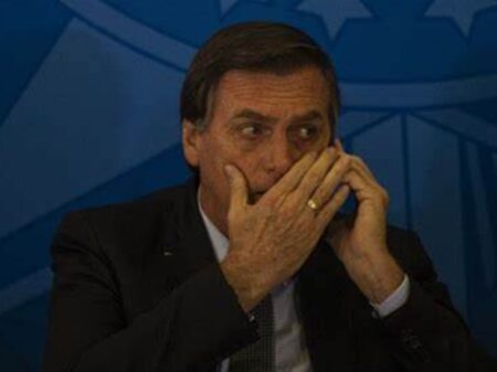 Mensagem golpista de Bolsonaro em celular é flagrada pela PF: “repasse ao máximo”, disse ele