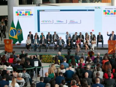 Governo federal anuncia plano para conexão de banda larga em todas escolas públicas até 2026