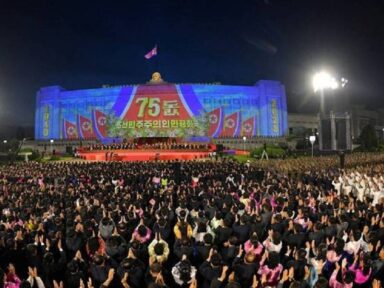 Festa no 75º aniversário da República Popular da Coreia ocupa praça Kim Il Sung em Pyongyang