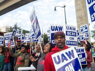Contra arrocho salarial, operários da GM, Ford e Stellantis expandem greve a 20 estados dos EUA