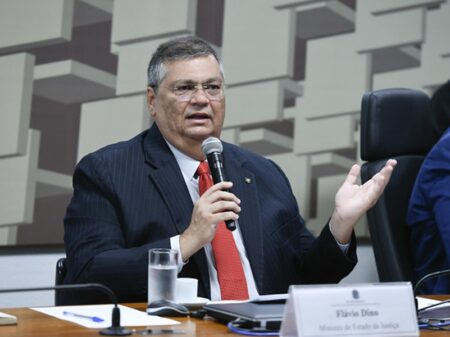 Coibir crimes na internet é “inevitável e inafastável”, afirma Flávio Dino no Senado