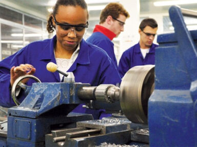 Com apenas 11% das matrículas, número de alunos no ensino técnico no Brasil é inferior à média da OCDE
