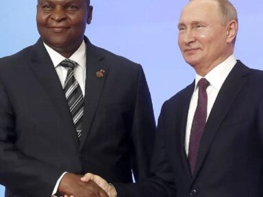Laços com a Rússia ‘não são da sua conta’, diz presidente africano a Macron